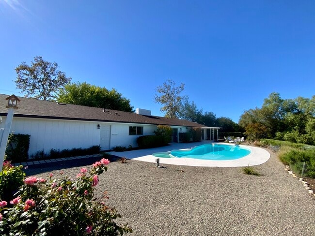 Building Photo - 915 Ranch View Ln