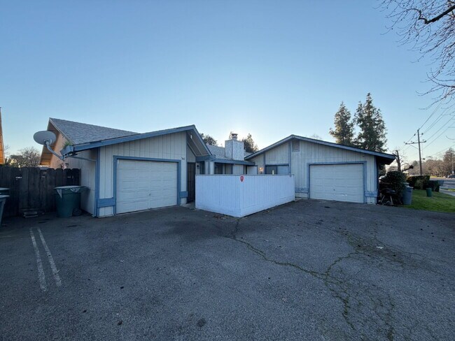 Building Photo - North Merced Near the college-Spacious 2-Bedroom Duplex Retreat: Modern Comfort with 2 Full Baths...