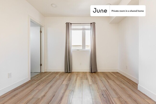 Foto del edificio - Private bedroom in 3 bed/3.5 bath Home