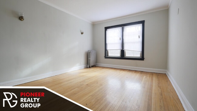 Building Photo - 2122 W Ainslie St