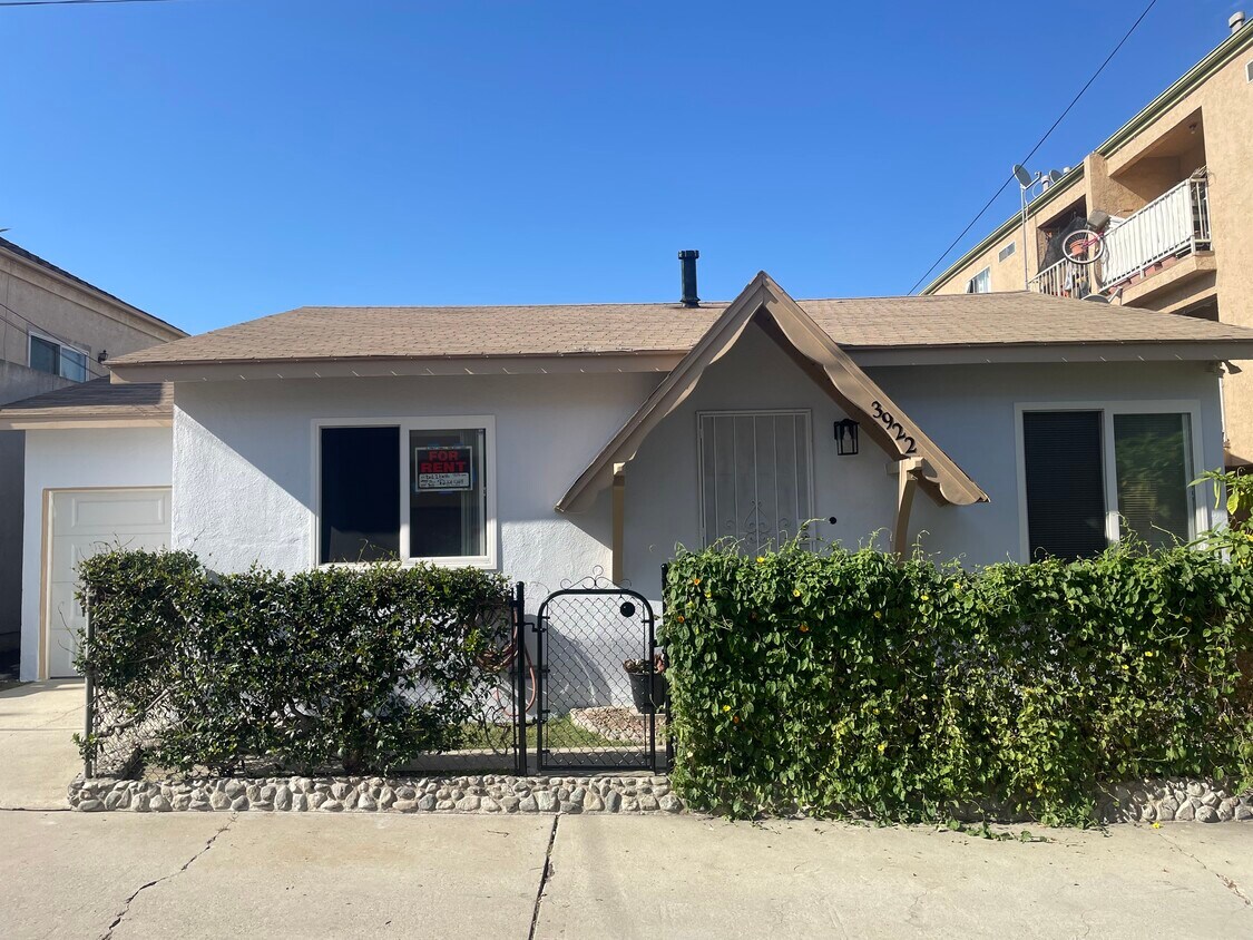 Frente de la casa: entrada por el pasillo - 3922 E 11th St