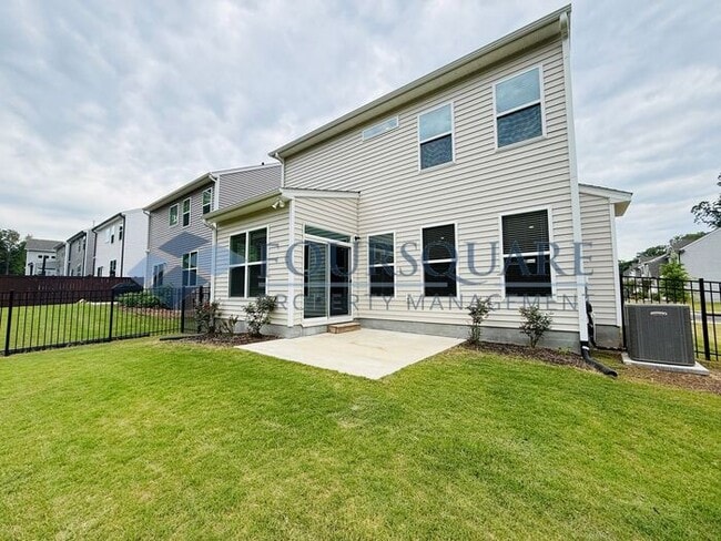 Building Photo - End-Unit Townhome with Fenced Yard, Washer/Dryer included & 2-Car Garage – Comfortable & Convenie...