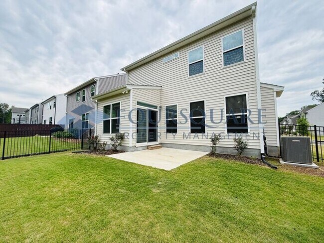 Foto del edificio - End-Unit Townhome with Fenced Yard, Washer/Dryer included & 2-Car Garage – Comfortable & Convenie...