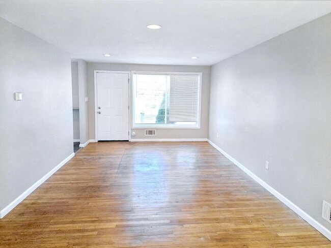 Building Photo - 404 Garden City Dr