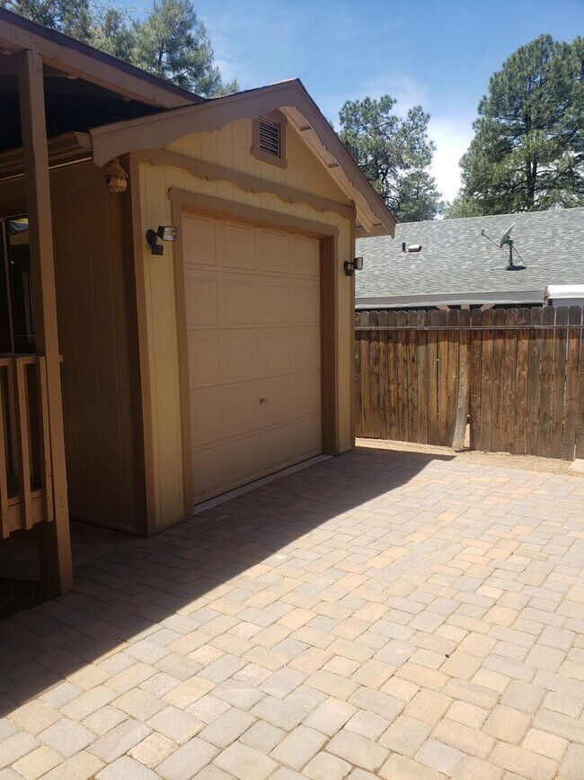 Foto del edificio - Adorable 2 bed / 1.5 bath with 1 car garage