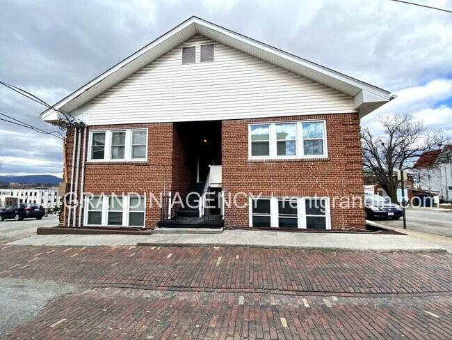 Foto del edificio - 202 Elm Ave