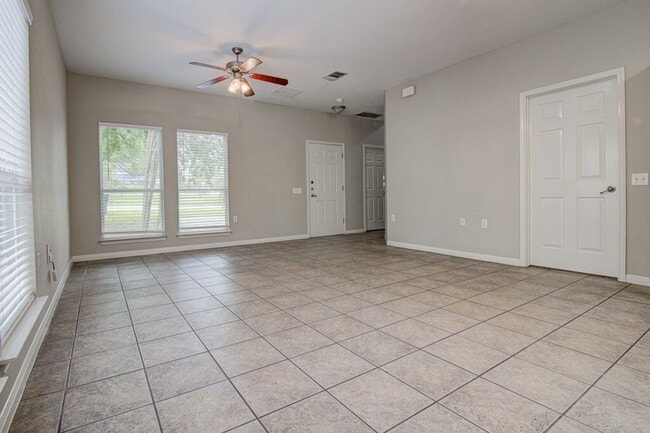 Foto del edificio - 1702 Singleton Ave