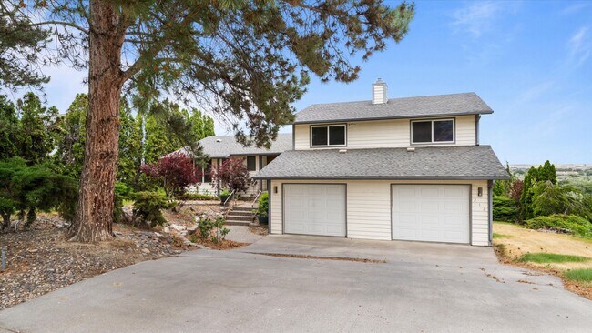 Foto del edificio - Spacious 4-Level Home with Panoramic Views for Lease – Hills West, South Richland – $2,800/mo