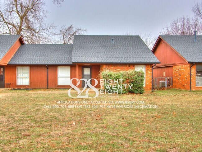 Foto del edificio - West Norman 2 Bed/1 Bath Duplex WITH Fenced Backyard! AVAILABLE NOW!