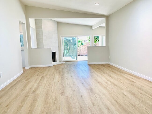 Building Photo - STUNNING 5BD/3BA RESIDENCE IN SERRA MESA! ...