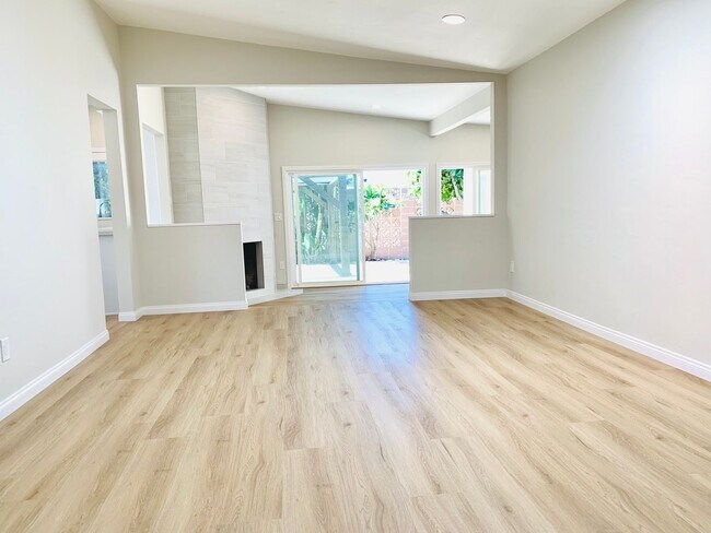 Foto del edificio - STUNNING 5BD/3BA RESIDENCE IN SERRA MESA! ...