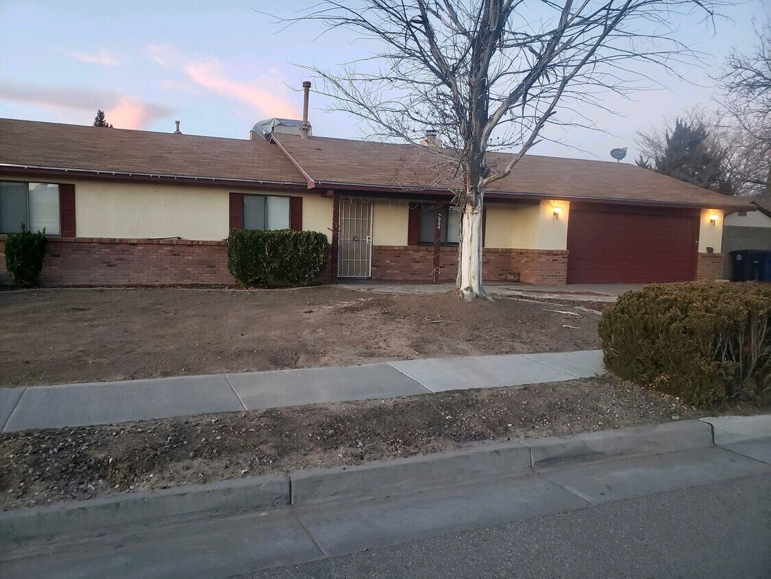 Foto principal - 3 br, 2 bath House - 5009 Sooner TRL NW
