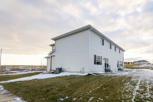 Foto del edificio - Tastefully Done New Built Duplex!