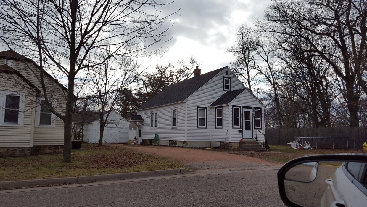 Building Photo - 2 Bedroom House