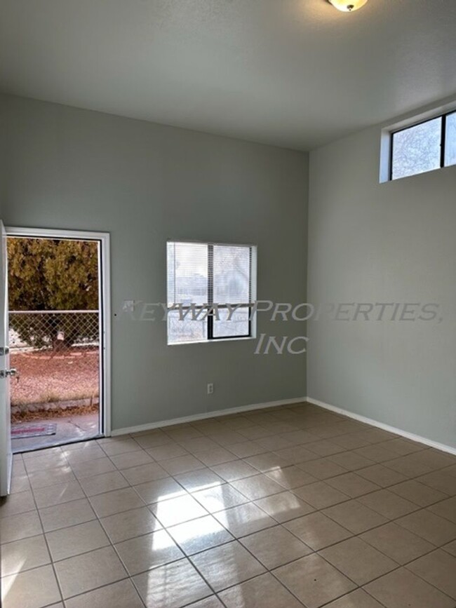 Foto del edificio - 1200 Edith Blvd SE