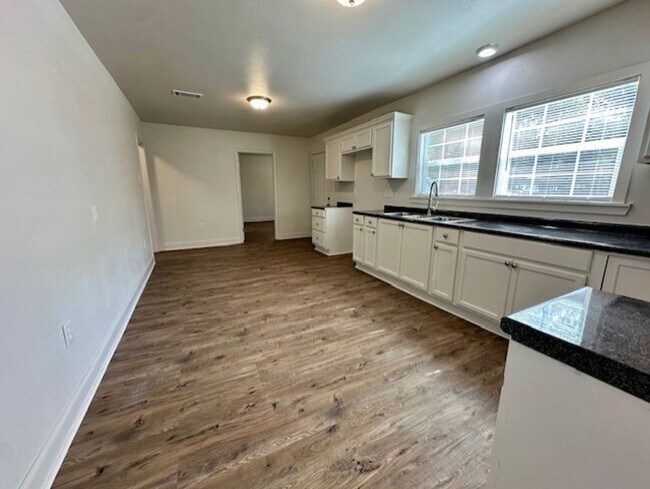 Foto del edificio - 4655 Fairfields Ave