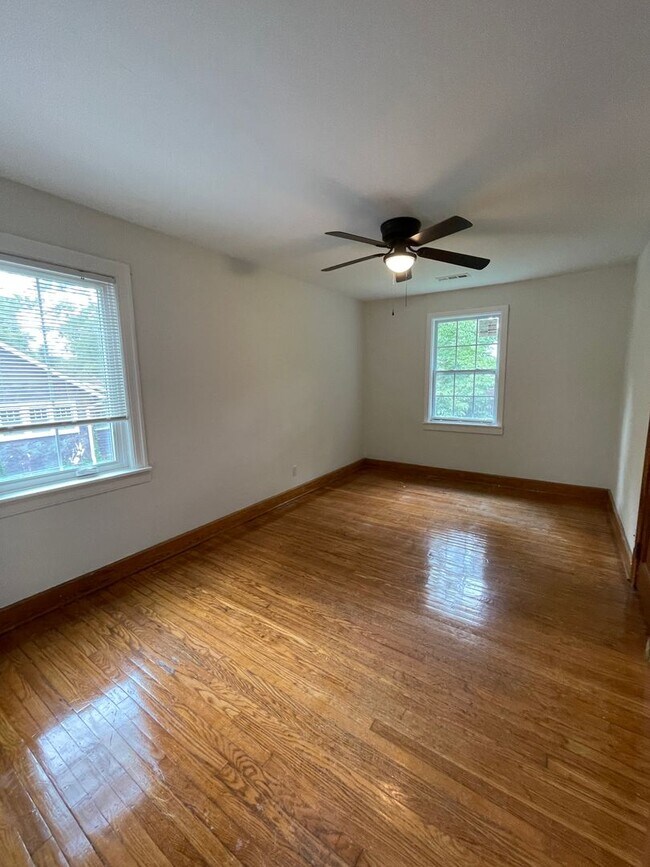 Building Photo - Renovated 2 bed room 2 bath. $ 1450.00  cl...