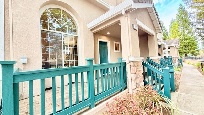 Foto del edificio - Beautiful 3BD/2.5BA, Multi-Level Townhome in the Shadowhawk Community in Danville- Available NOW!