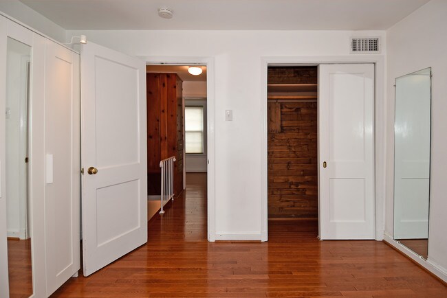 Foto del edificio - 915 Hughes Mews NW