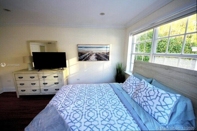 Foto del edificio - 8949 Harding Ave