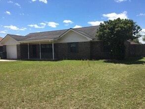 Building Photo - 915 Churchfield Dr