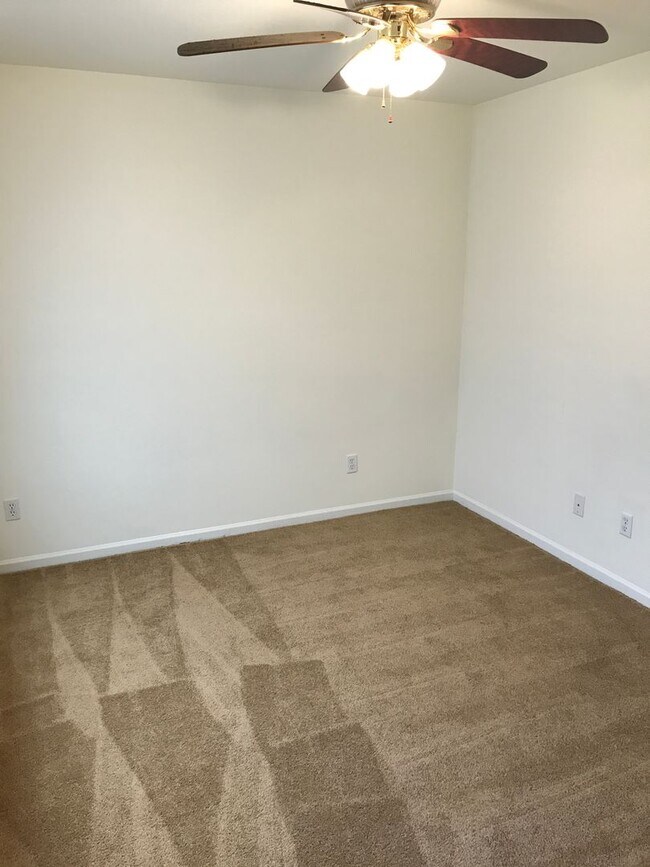 Foto del edificio - 1725-1727-1727 Louise Cir