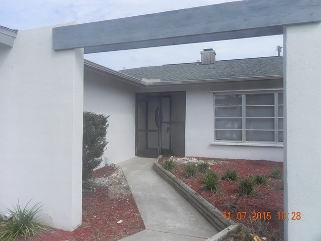Building Photo - 18068 Doral Dr