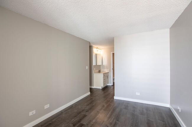 Building Photo - Modern 2-Bedroom Unit with Large Lanai – Prime Waikiki Location