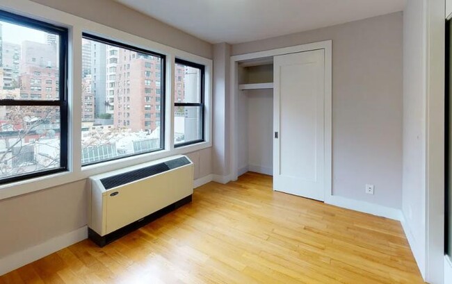 Foto del edificio - 324 E 54th St