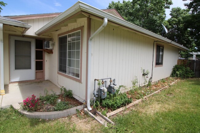 Foto del edificio - Great Duplex with Fenced Yard & Garage