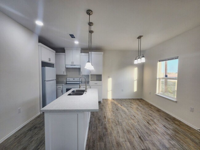 Building Photo - 2214 E Valley Cir