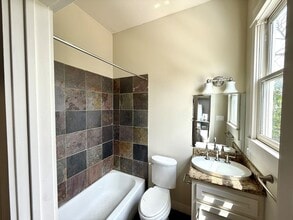 Building Photo - 614 E 10 1/2 St