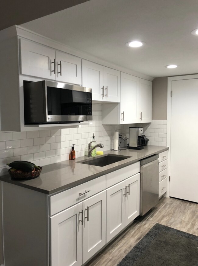Kitchen - 1489 E Vineyard Ct