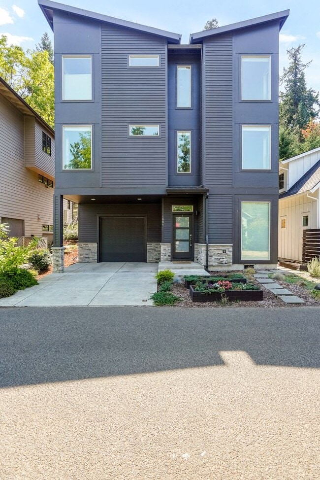 Building Photo - 4 bed, 4 bath Multi-Level Home in Pringle ...