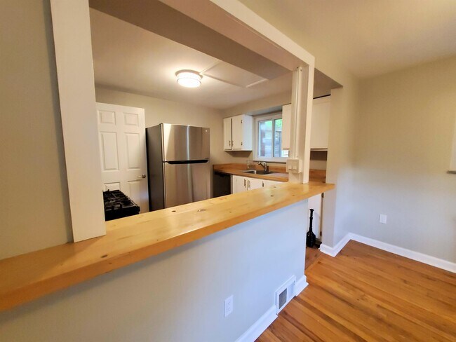 Building Photo - 105A Lucinda Dr
