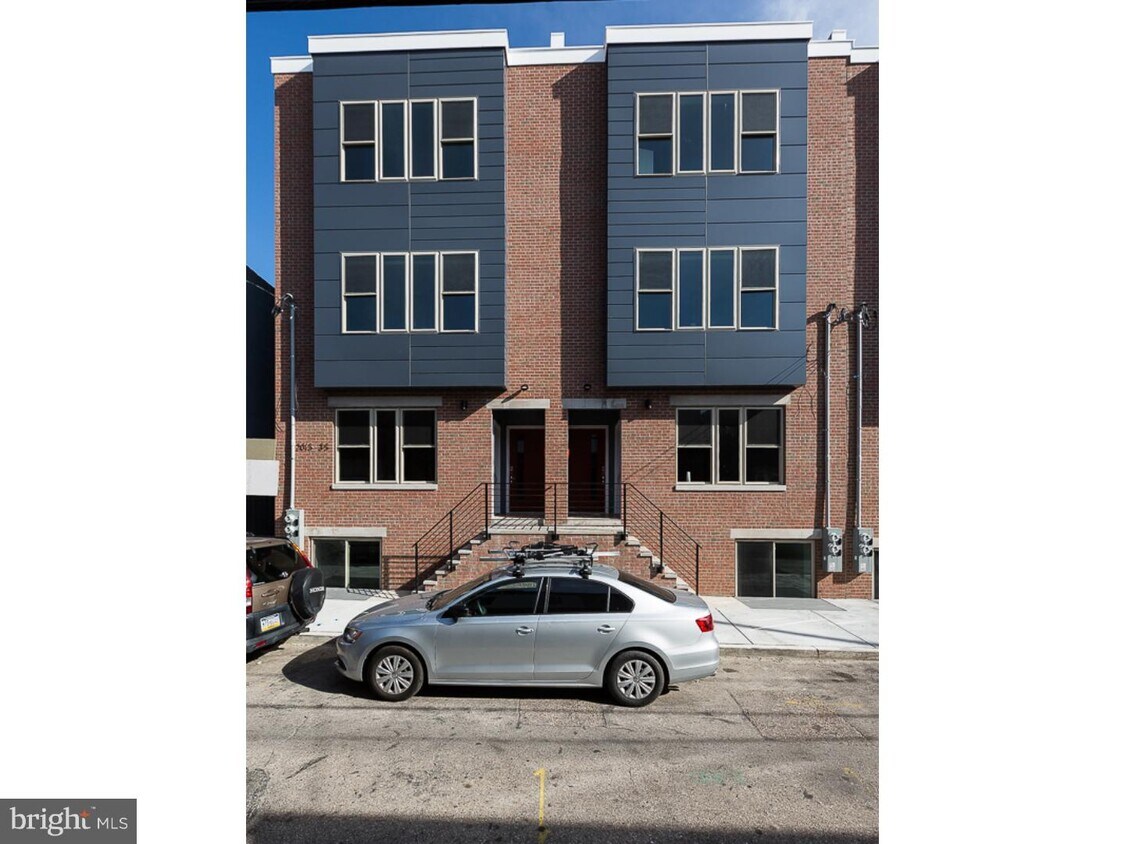 Primary Photo - 2015 S Hutchinson St