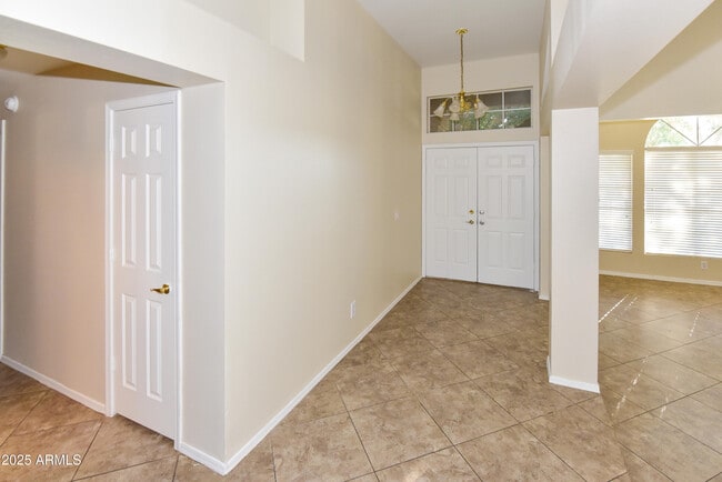 Foto del edificio - 1360 N Brentwood Pl