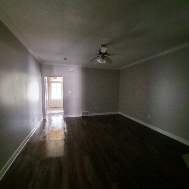 Foto del edificio - 6131 Woodstock View Dr