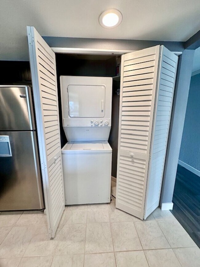 Foto del edificio - Bright and Spacious 2 bedroom Condo with W/D!