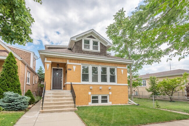 Building Photo - 3737 N Oconto Ave