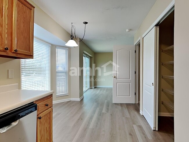 Building Photo - 753 Lakefield Dr