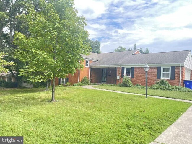 Foto del edificio - 7325 Radcliffe Dr