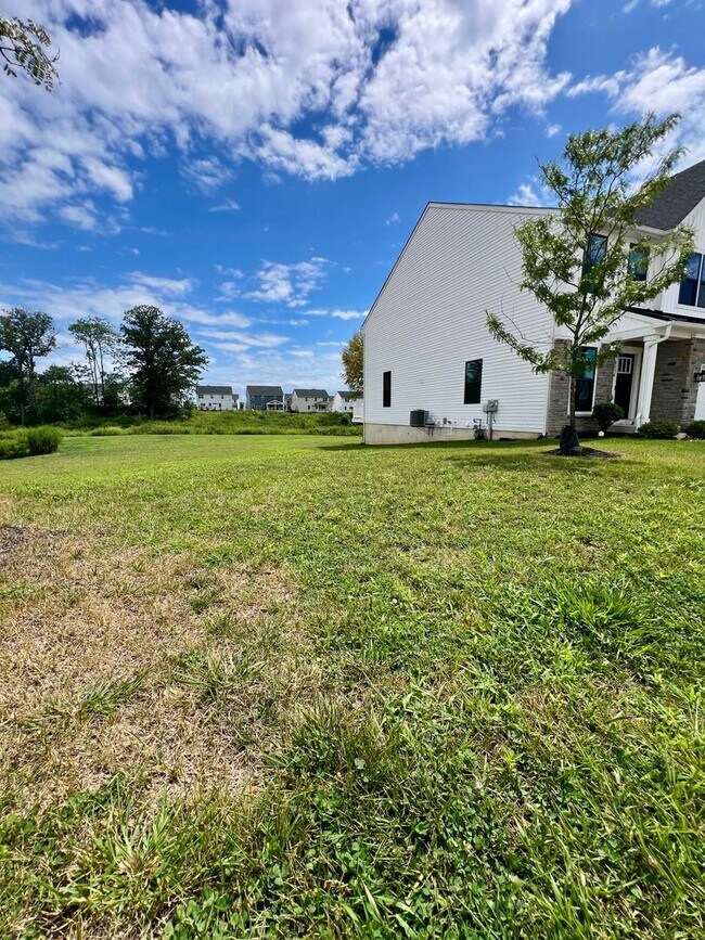 Building Photo - Gorgeous 3-Bedroom Townhome with Garage in...