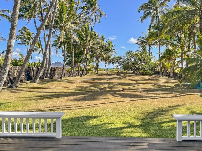 Foto del edificio - Peaceful Oceanfront Home Near Downtown Kai...