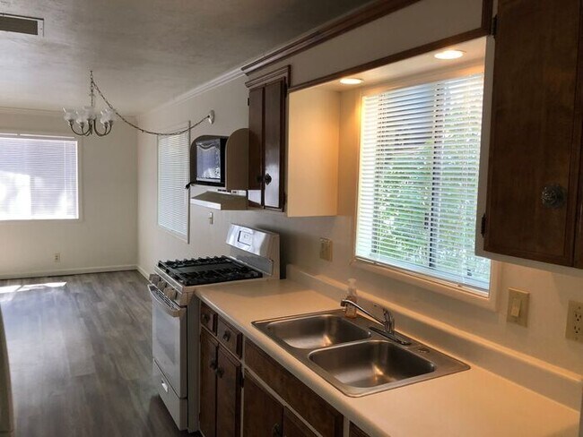 Building Photo - Newly updated 2 Bedroom pet-friendly home ...