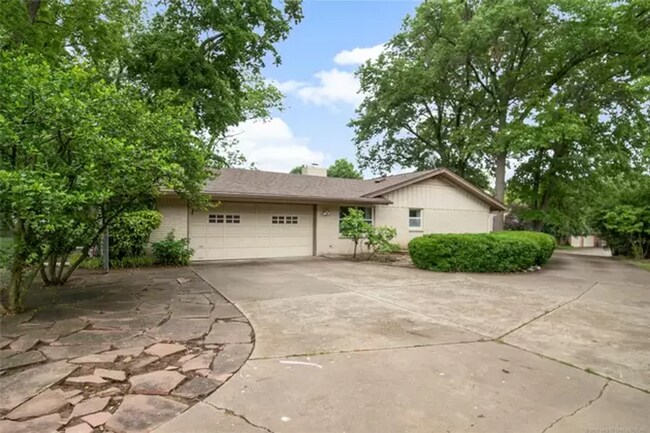 Building Photo - Incredible Ranch Style Home in Midtown!