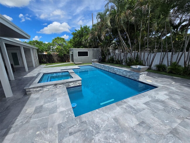 Building Photo - 2340 NE 8th Ave