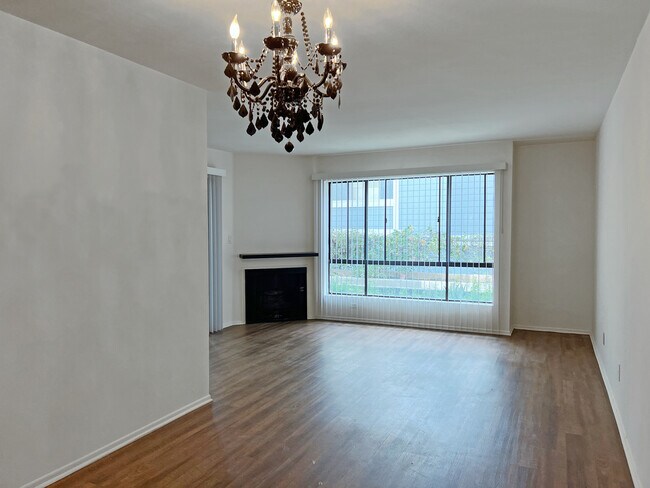 Building Photo - 550 W Stocker St