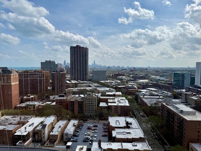 Foto del edificio - 655 W Irving Park Rd