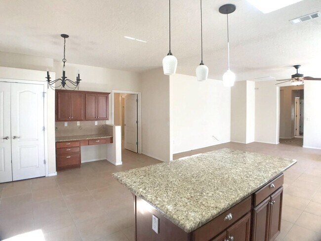 Foto del edificio - Spacious 2 bedroom home in gated 55+ Community w/ community pool in Bernalillo/Rio Rancho. Close ...